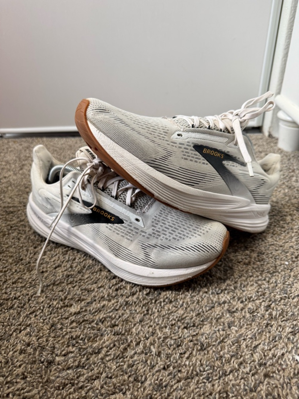 Brooks revel 8 White Running Shoe with Gum Outsole - Picture 2 of 8